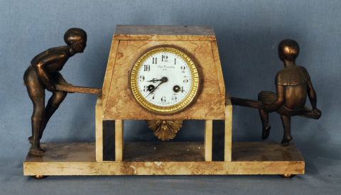 Reloj de mesa mármol Art Nouveau, con dos fguras. Escasany. Con péndulo y 2 llaves.