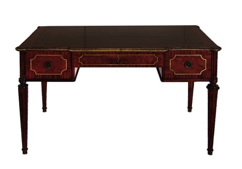 Mesa escritorio estilo Luis XVI, con tapa de cuero y aplicaciones de bronce