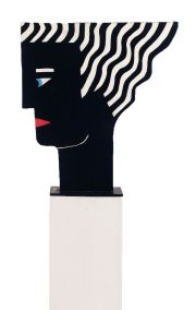 Stoppani Juan, Cabeza femenina, escultura metal pintado, base de madera, año 2011. Alto 57 x 53,5