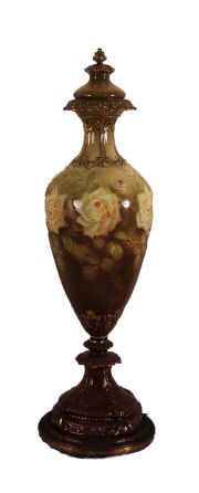 Anfora de porcelana con flores en marrón. Con tapa. Restaurada, con base. 130 cm.