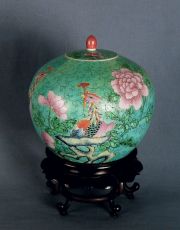 Potiche chino de porcelana, dec. Ave Fenix y flor de loto con base. Peq. cachadura, siglo XIX.