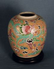 Vaso de porcelana, dec. de dragones, arte popular chino siglo XIX, con base.