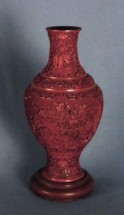 Vaso de laca china con base de madera, circa 1900.