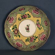 Plato de porcelana de Cantón producida para Cía de Indias, cachadura, monograma F.E., siglo XVIII.