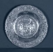Bandeja ornamental española con escudo.