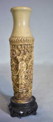 Vaso oriental de pasta tallado con personaje en relieve. 19 cm.