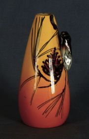 Vaso Art Noveau de porcelana, firma ilegible, esmalte amarillo. Peq. cascadura.