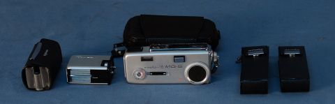 Máquina de fotos Minolta con flash, estuche y accesorios