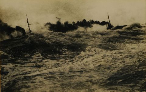'Rastreadores navegando con mar gruesa', fotografías, marco negro (4)