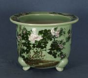 Cache pots chinos, decoración floral sobre esmalte celadon. Uno con fisura.