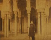 Don Santiago de Estrada; en el Patio de los leones, Alambra, albumina circa 1890.