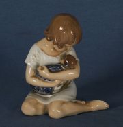 Nia con mueca, figura de porcelana Royal Copenhagen