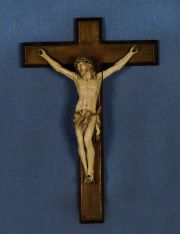 Crucifijo europeo de marfil, cruz madera dorada. 33 cm