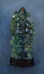 Buda sobre loto, figura de raiz de esmeralda, restaurada, con base