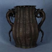 Vaso de bronce, asas en forma de dragones, rest (68)