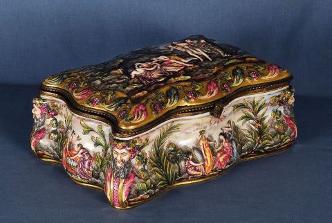 Gran caja de porcelana Capodimonte con escenas clsicas, tapa suelta