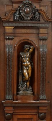 Gran gabinete alemn de roble con figuras de Apolo y Venus (63)