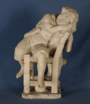 Anónimo. Niño descansando, escultura de marmolina. Rest. (75)