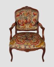 Sillones estilo Luis XV, tapizado gros point, floreado