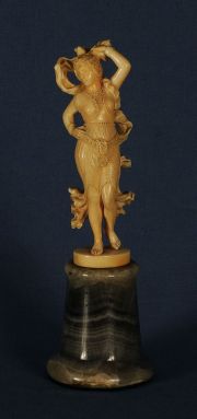 Descomps, Bailarina oriental de marfil, pedestal onix (6)