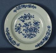 Platos hondos, Compaa de Indias porcelana dec. floral azul, uno con fisura
