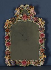 Espejo Alemn, de pared, de porcelana con decoracin de angelitos, flores y rosetones. Alguna pequea restauracin.