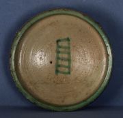 Plato peruano de cermica, motivo geom. verde en el centro