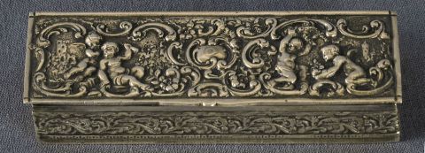 Caja rectangular de plata, tapa con angelitos (15)