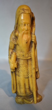 ANCIANO CON ROLLOS Y BASTON, figura oriental de material sintético. Alto: 20 cm. .