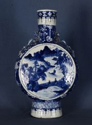 Moonflask porcelana blanca, dec. azul cobalto. China, siglo XVIII - XIX.
