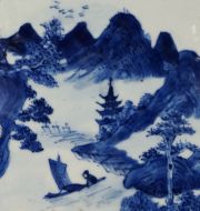 Moonflask porcelana blanca, dec. azul cobalto. China, siglo XVIII - XIX.