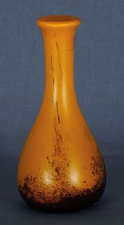 La Verre Francais, pequeo vaso botella, vidrio anaranjado y violeta con burbujas. alto: 17 cm.