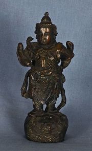Escultura en bronce, Guardian con dragn a sus pies, faltante.poca Ming, China. Faltante. Factura de compra Eric Pillon