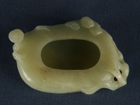 Lavapinceles jade en forma de hoja de loto. Chinas, Fines siglo XIX. Largo: 9 cm.