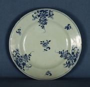 Platos Compaa de Indias, porcelana blanca. China, siglo XVIII. Uno con fisura, cascaduras.