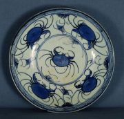 Plato hondo porcelana blanca, dec. con cangrejos en cobalto. Marca en la base. China siglo XVIII. Mide: 26 cm diametro
