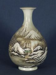 Vaso ovoide con paisaje nevado, circa 1900
