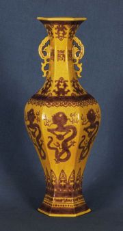 Vaso de seis fases, amarillo y ocre con figuras mitolgicas