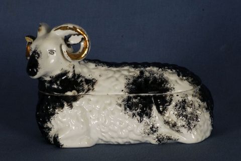 Caja en porcelana cascadura, carnero.