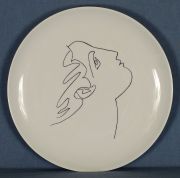 PICASSO, Pablo. Plato de Limoges con decoracin de cabeza femenina. De porcelana blanca. Al dorso Limoges B and Co Picas