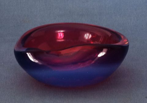 CHURBA, Cenicero en vidrio rojo y violeta