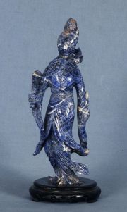 Dama, figura china de lapislzuli, con base