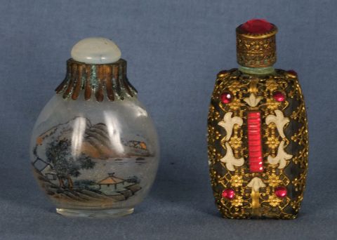 Snuff bottles, de vidrio con paisaje pintado y otro con montura de bronce