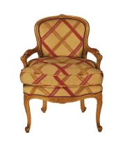 Sillon estilo Luis XV, laqueado tapizado beige rayado en diagonal, con un almohadon.