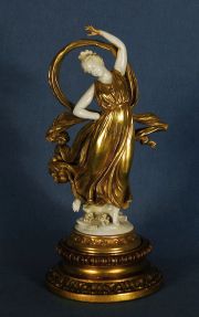 Figura Capodimonte porcelana dorada, Mujer, restaurada.