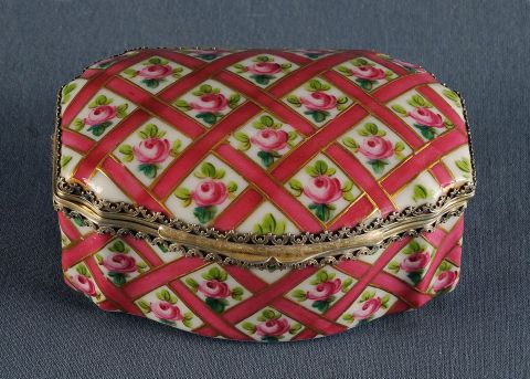 Caja de porcelana de Sevres con esmalte rosa.