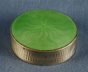 Cajita circular de plata con esmalte verde en la tapa.