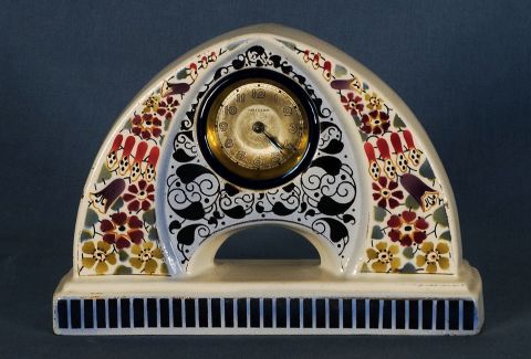 Reloj de mesa cerámica ojioval con decoración de flores.