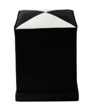 Puf, tapizado negro con triángulos blanco negro. Diseño Año 60.