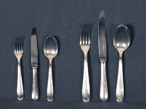 Cubiertos christoffle plateado, 12 cuchillos mesa, 24 tenedores, 12 cucharas, 12 cuchillos postre, 12 tenedores, 12 cu